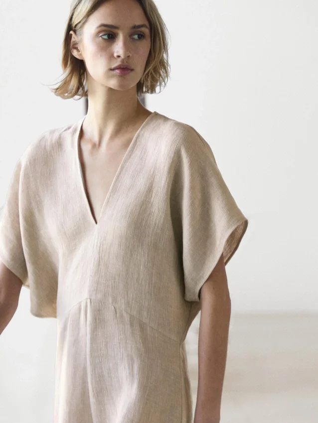 Lätt midiklänning i linne med korta ärmar Lätt midiklänning i linne med korta ärmar