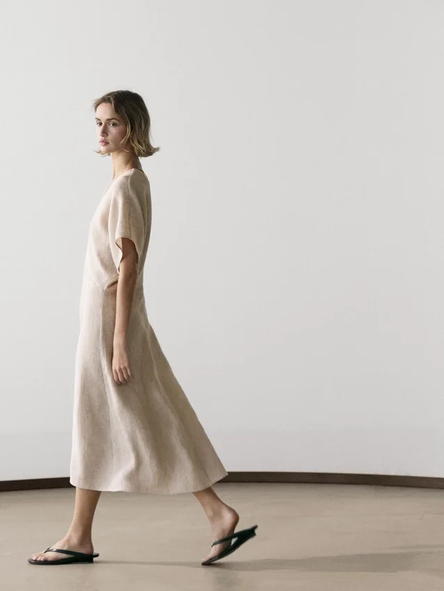 Lätt midiklänning i linne med korta ärmar Lätt midiklänning i linne med korta ärmar