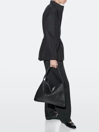 Medelstor flätad läderaxelväska