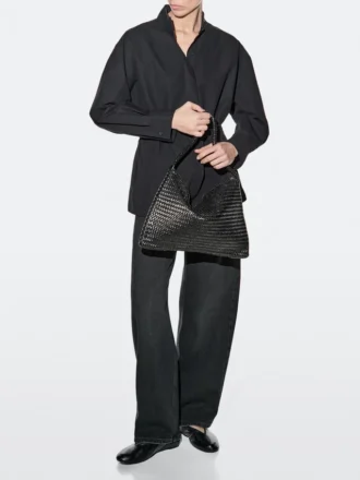 Medelstor flätad läderaxelväska