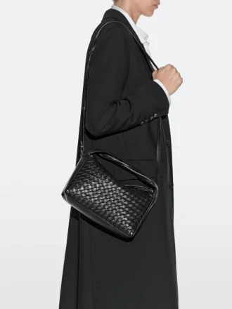 Medelstor vävd nappaläderväska