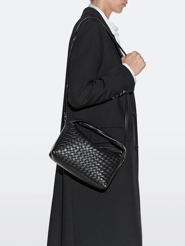 Medelstor vävd nappaläderväska Medelstor vävd nappaläderväska