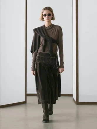 Midi-kjol i flockad denim med boxveck