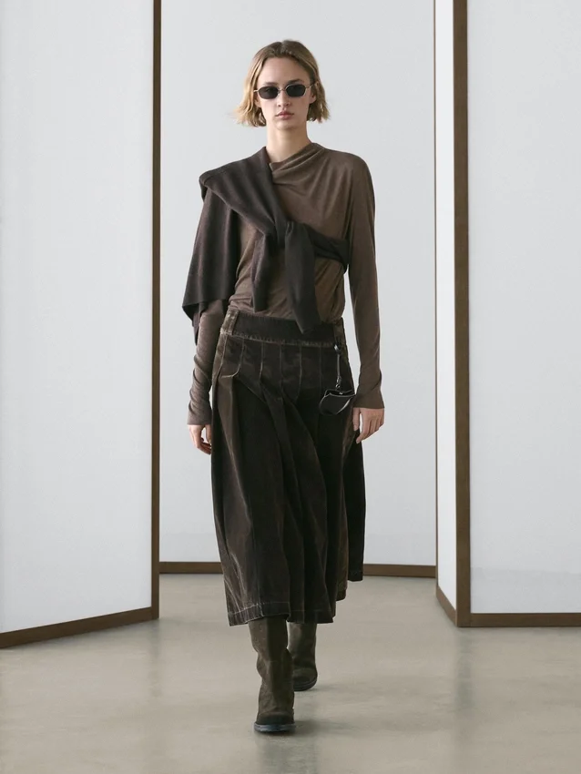 Midi-kjol i flockad denim med boxveck Midi-kjol i flockad denim med boxveck