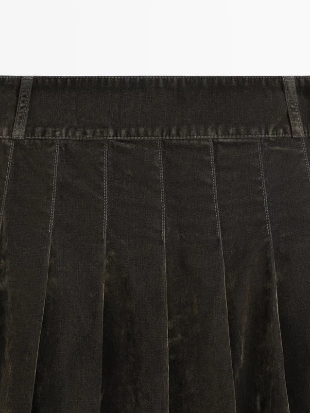 Midi-kjol i flockad denim med boxveck Midi-kjol i flockad denim med boxveck