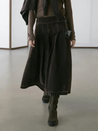 Midi-kjol i flockad denim med boxveck