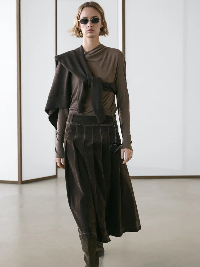 Midi-kjol i flockad denim med boxveck Midi-kjol i flockad denim med boxveck