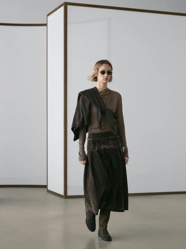 Midi-kjol i flockad denim med boxveck Midi-kjol i flockad denim med boxveck