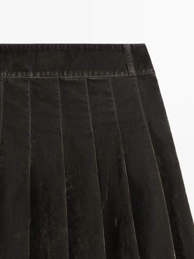 Midi-kjol i flockad denim med boxveck Midi-kjol i flockad denim med boxveck