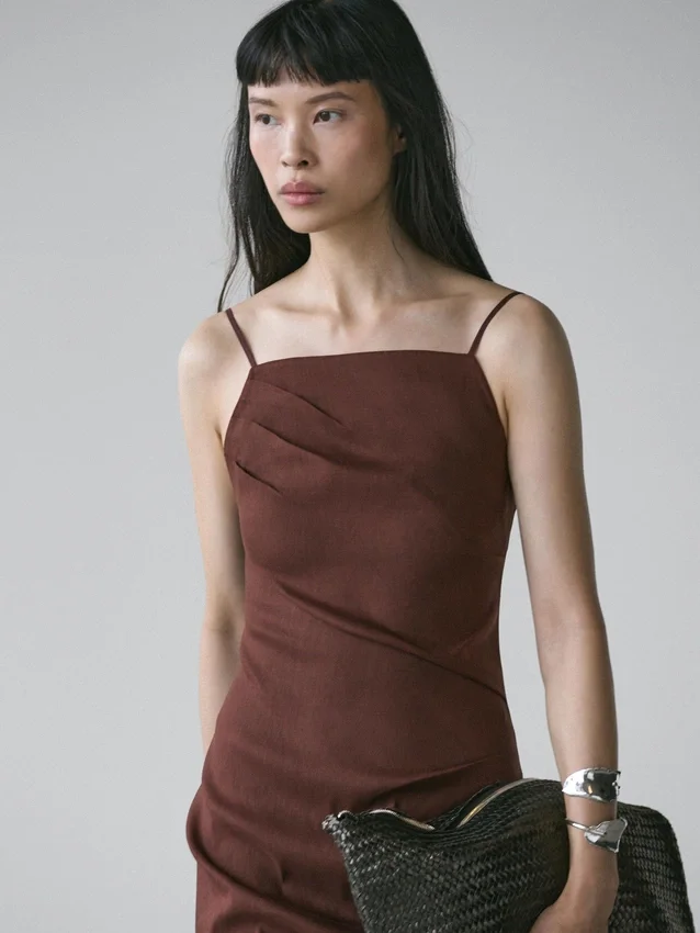 Midi-klänning i stretchig linneblandning med spaghettiband Midi-klänning i stretchig linneblandning med spaghettiband