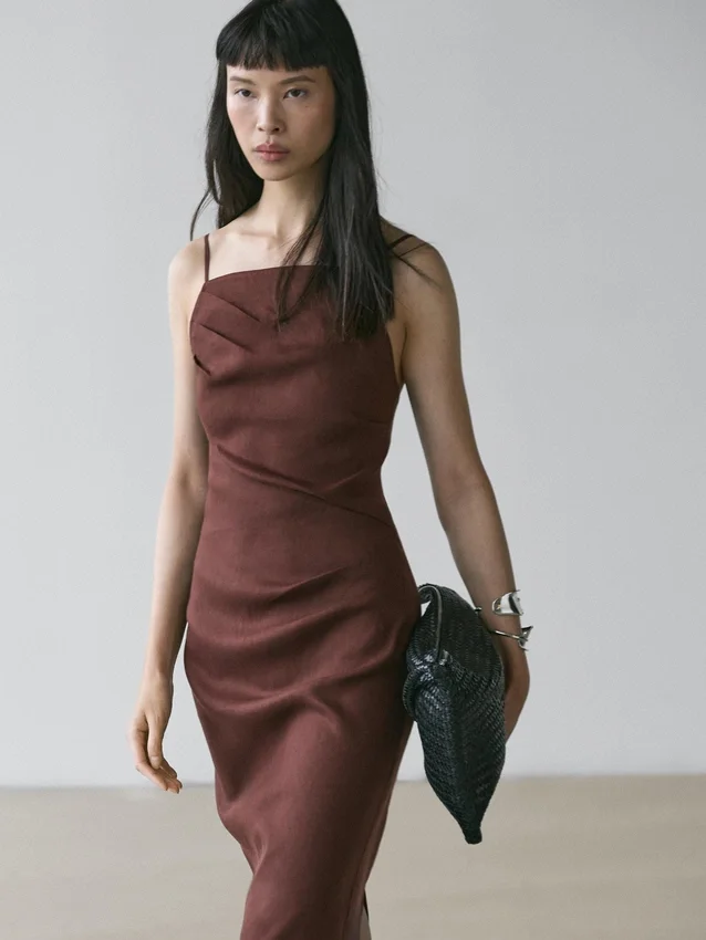 Midi-klänning i stretchig linneblandning med spaghettiband Midi-klänning i stretchig linneblandning med spaghettiband