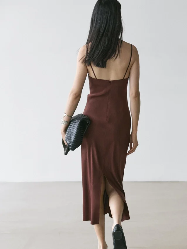 Midi-klänning i stretchig linneblandning med spaghettiband Midi-klänning i stretchig linneblandning med spaghettiband