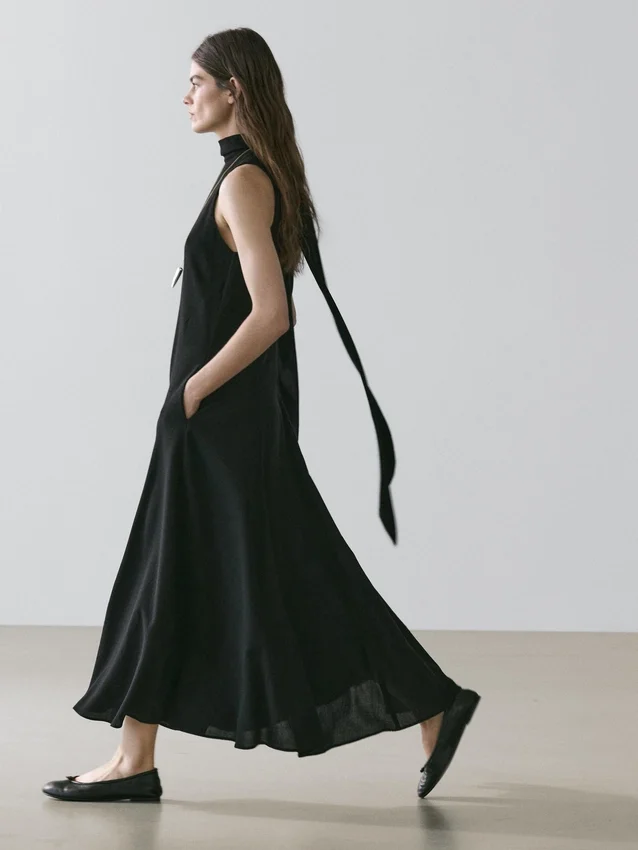 Midi-klänning med halterneck och knytdetalj Midi-klänning med halterneck och knytdetalj