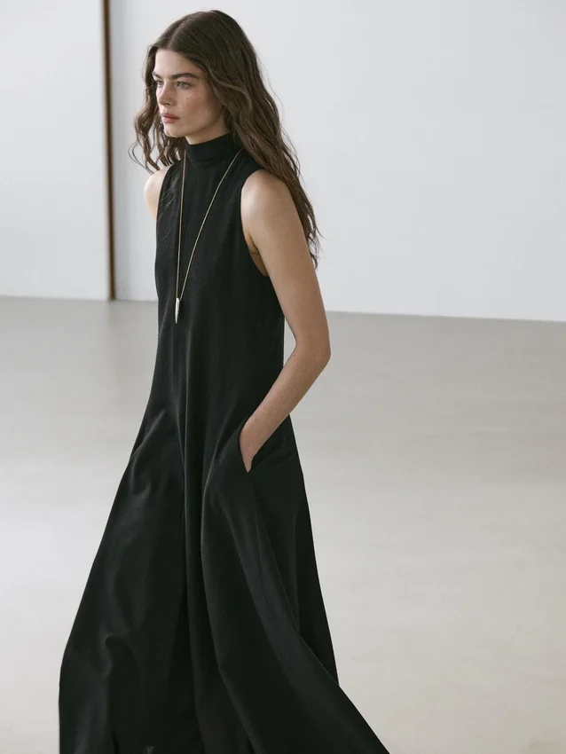 Midi-klänning med halterneck och knytdetalj Midi-klänning med halterneck och knytdetalj