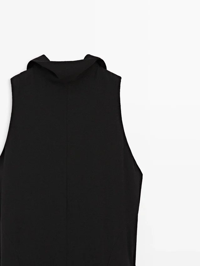 Midi-klänning med halterneck och knytdetalj Midi-klänning med halterneck och knytdetalj