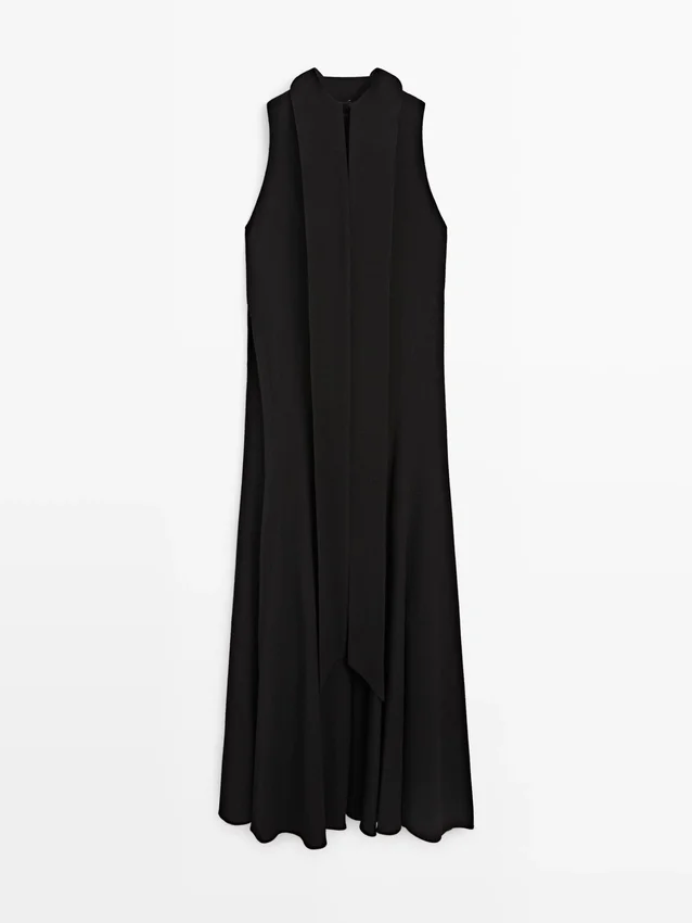 Midi-klänning med halterneck och knytdetalj Midi-klänning med halterneck och knytdetalj