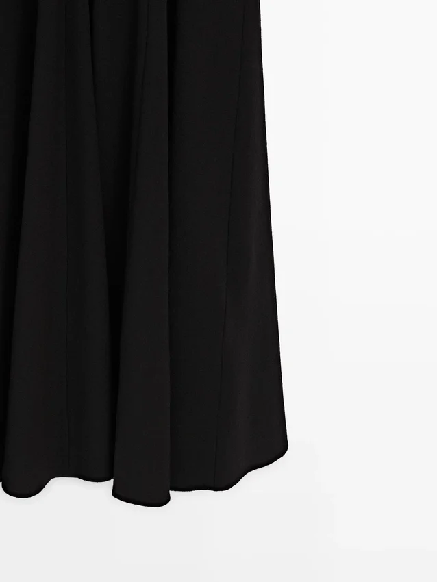 Midi-klänning med halterneck och knytdetalj Midi-klänning med halterneck och knytdetalj