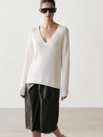 Midikjol i nappaläder med spetsdetaljer