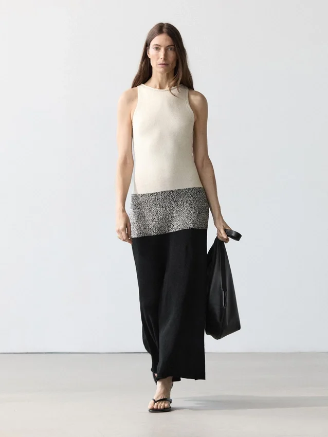 Midiklänning i 100 % bomull med kontraststickning Midiklänning i 100 % bomull med kontraststickning