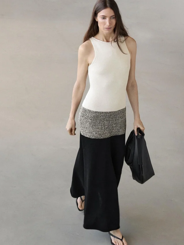 Midiklänning i 100 % bomull med kontraststickning Midiklänning i 100 % bomull med kontraststickning