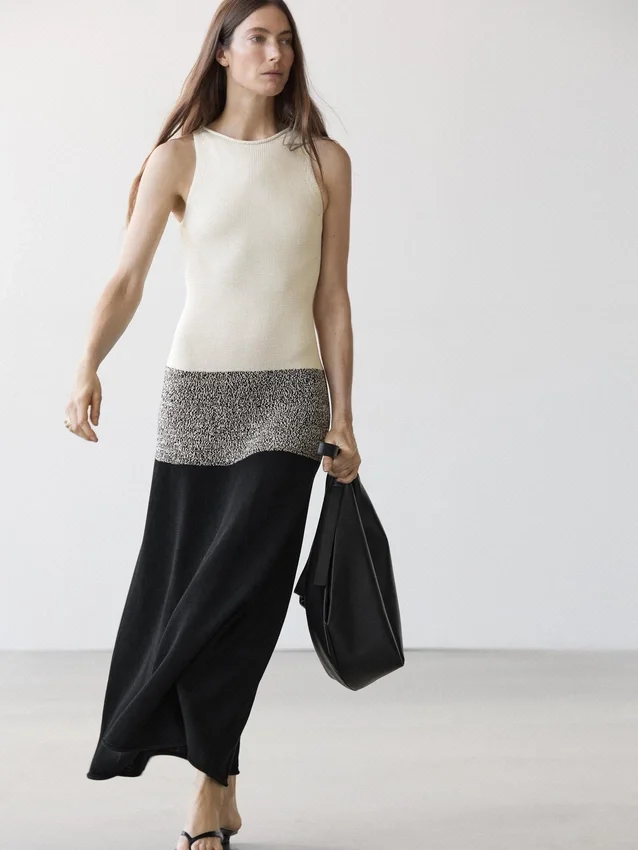 Midiklänning i 100 % bomull med kontraststickning Midiklänning i 100 % bomull med kontraststickning