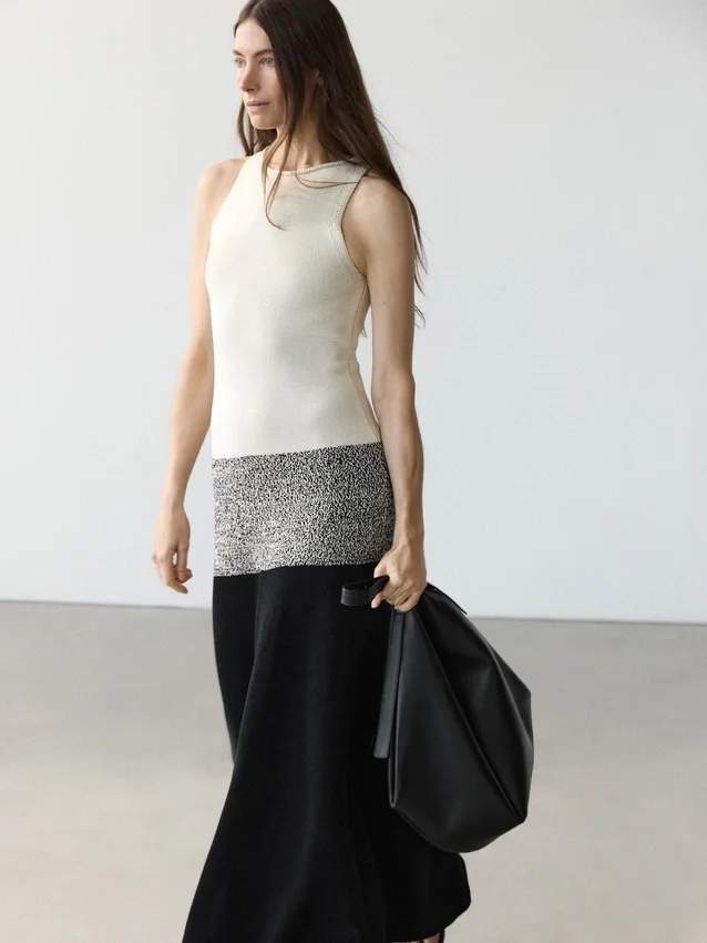 Midiklänning i 100 % bomull med kontraststickning Midiklänning i 100 % bomull med kontraststickning