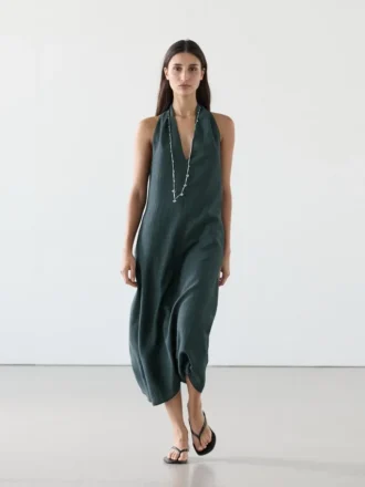 Midiklänning i linneblandning med V-ringning