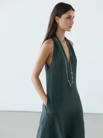 Midiklänning i linneblandning med V-ringning