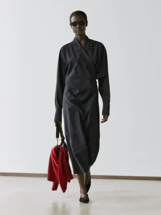 Midiklänning med draperade detaljer