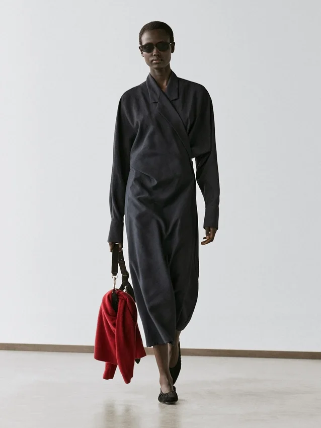 Midiklänning med draperade detaljer Midiklänning med draperade detaljer