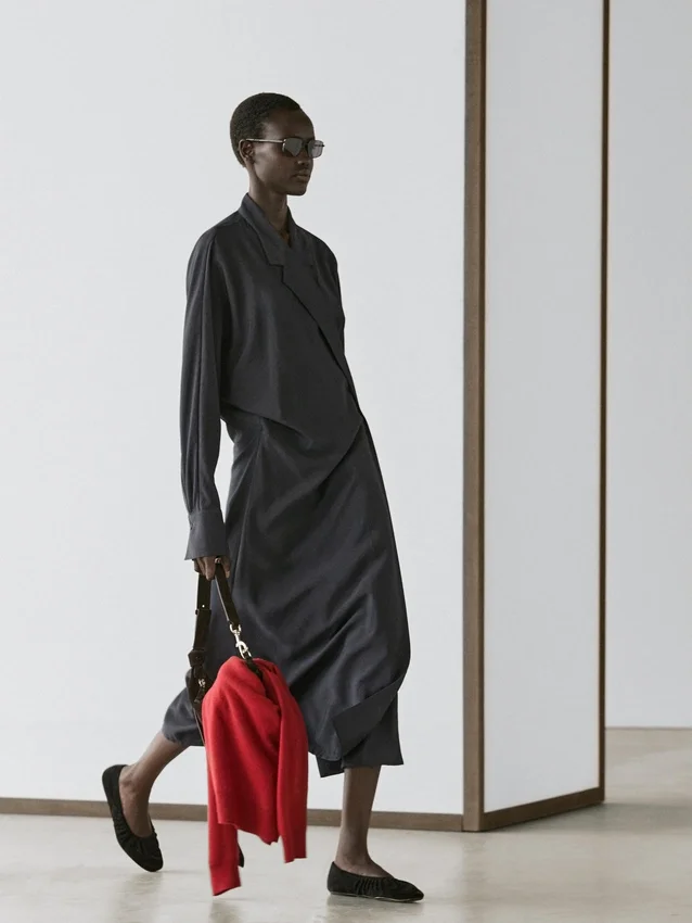 Midiklänning med draperade detaljer Midiklänning med draperade detaljer