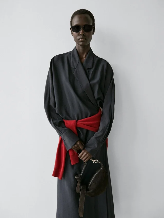 Midiklänning med draperade detaljer Midiklänning med draperade detaljer