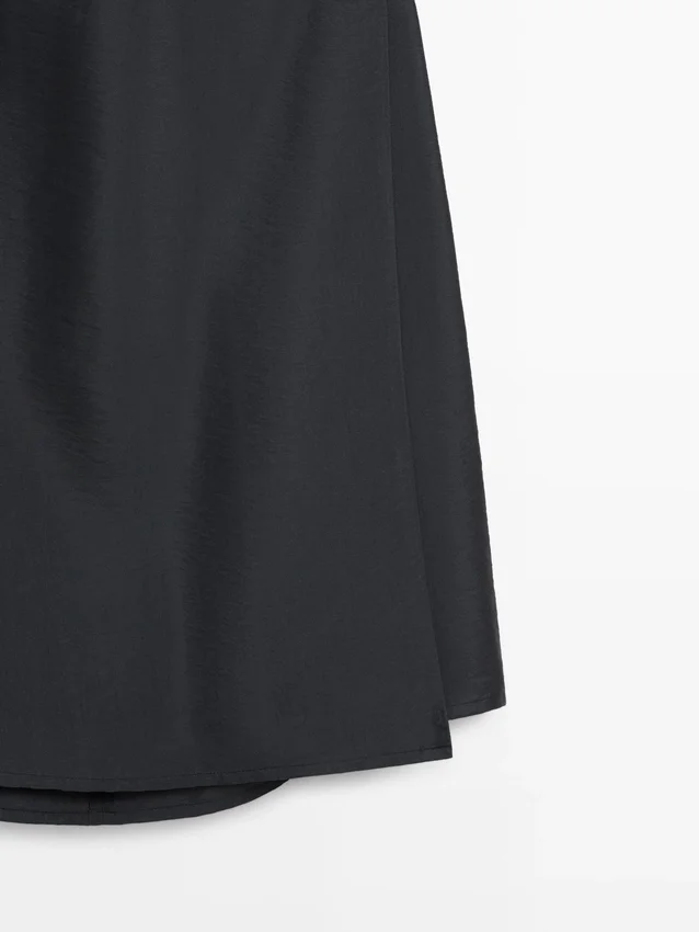 Midiklänning med draperade detaljer Midiklänning med draperade detaljer