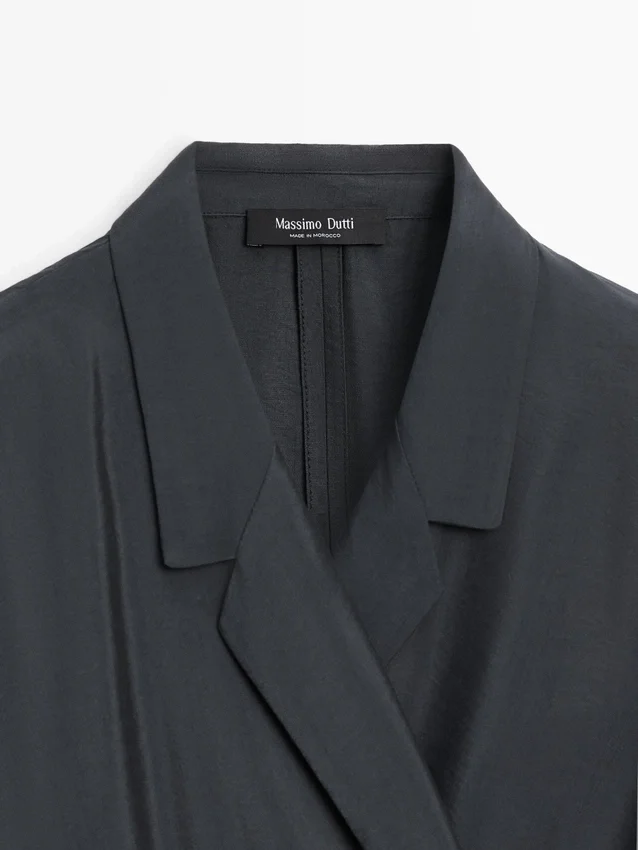 Midiklänning med draperade detaljer Midiklänning med draperade detaljer