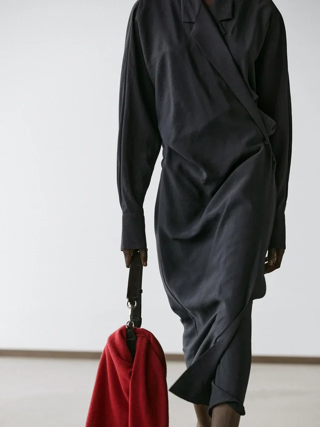 Midiklänning med draperade detaljer Midiklänning med draperade detaljer