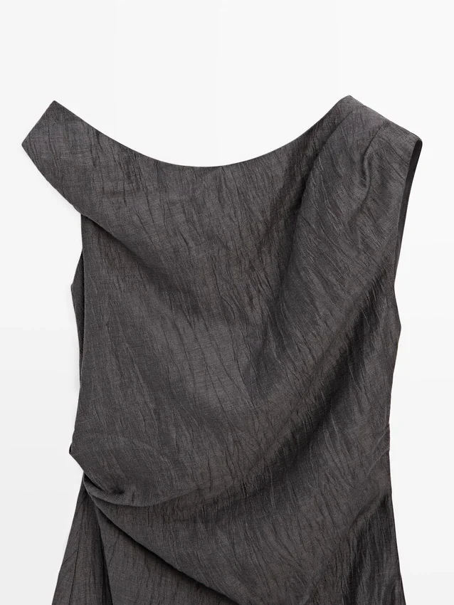 Midiklänning med veckade axeldetaljer Midiklänning med veckade axeldetaljer