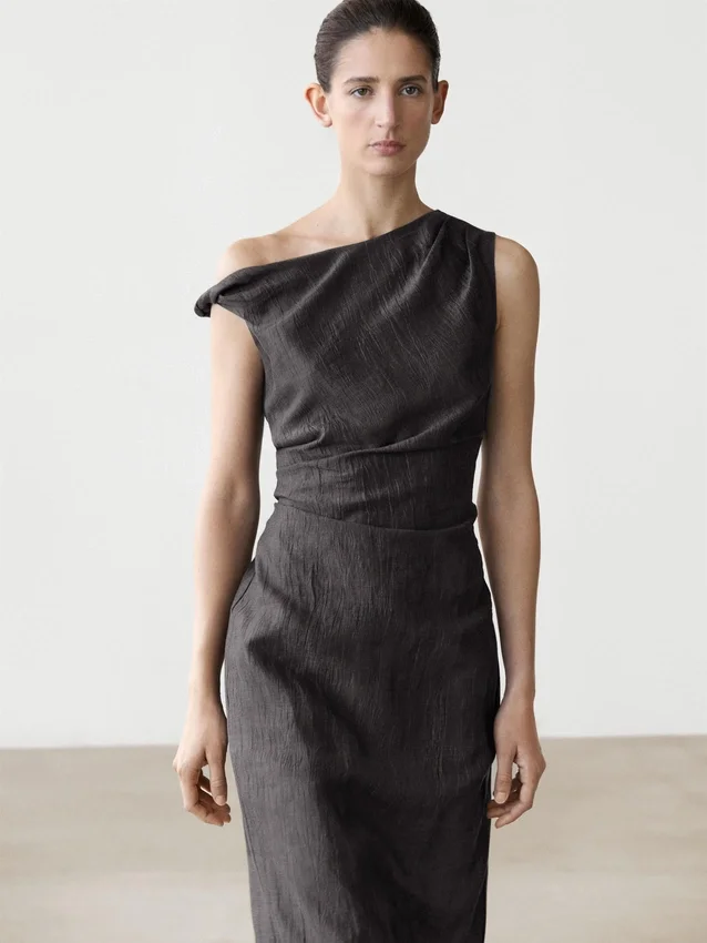 Midiklänning med veckade axeldetaljer Midiklänning med veckade axeldetaljer