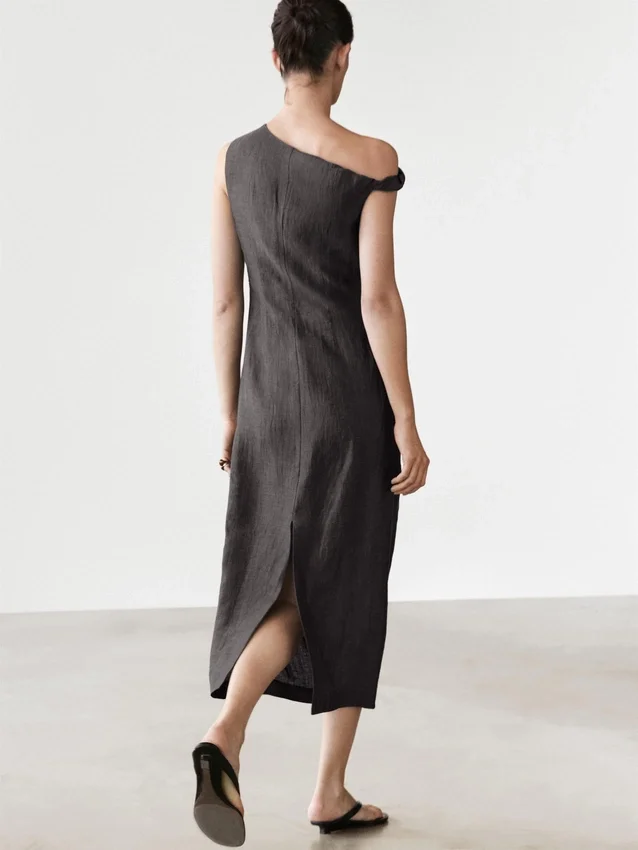 Midiklänning med veckade axeldetaljer Midiklänning med veckade axeldetaljer