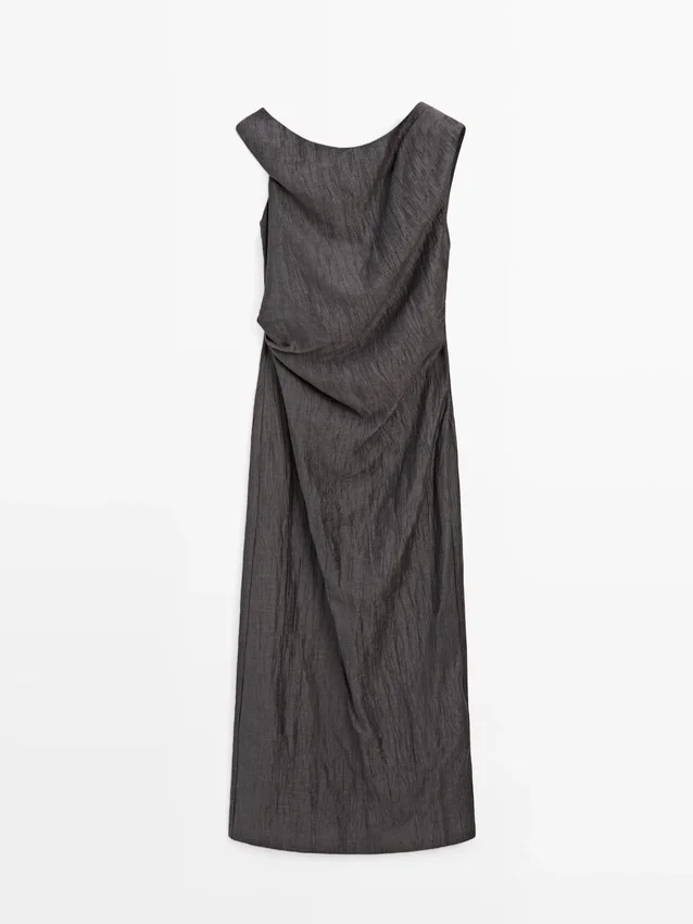 Midiklänning med veckade axeldetaljer Midiklänning med veckade axeldetaljer