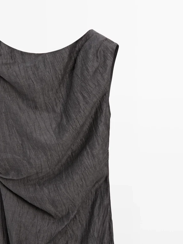 Midiklänning med veckade axeldetaljer Midiklänning med veckade axeldetaljer