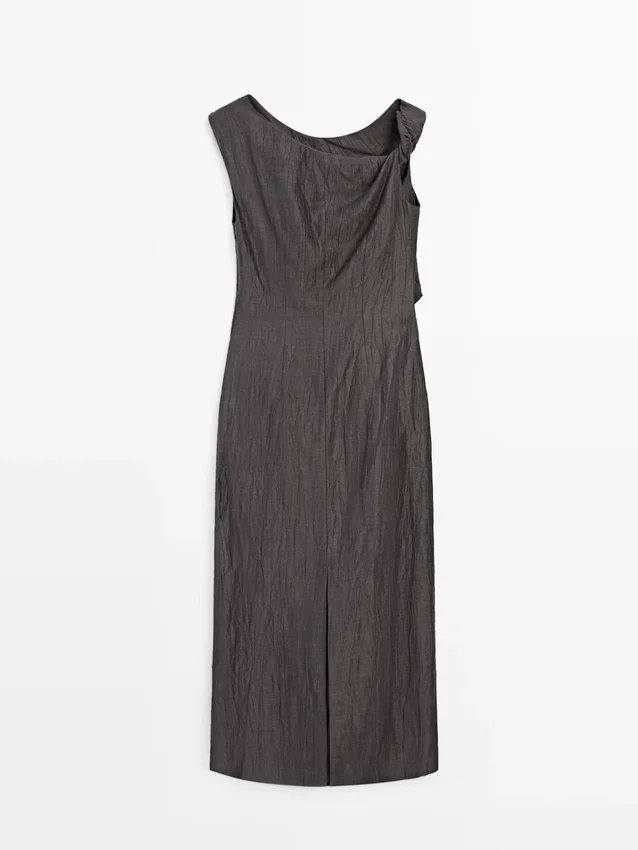 Midiklänning med veckade axeldetaljer Midiklänning med veckade axeldetaljer