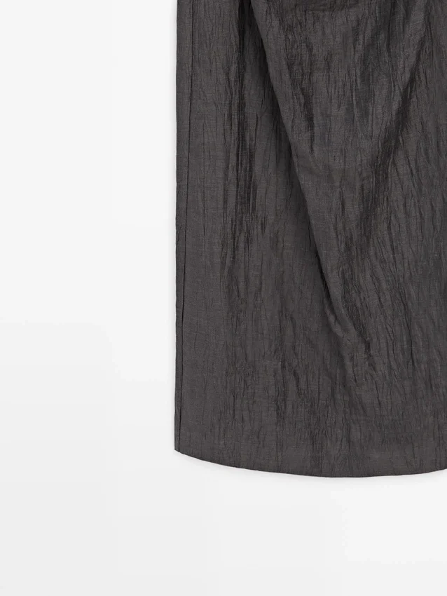 Midiklänning med veckade axeldetaljer Midiklänning med veckade axeldetaljer