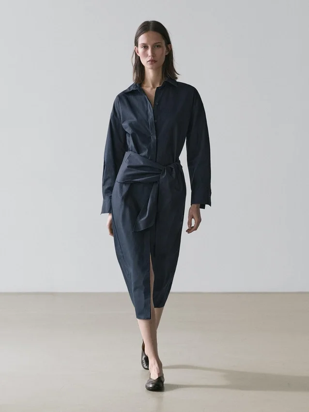 Midilång skjortklänning med halsduk-detalj Midilång skjortklänning med halsduk-detalj