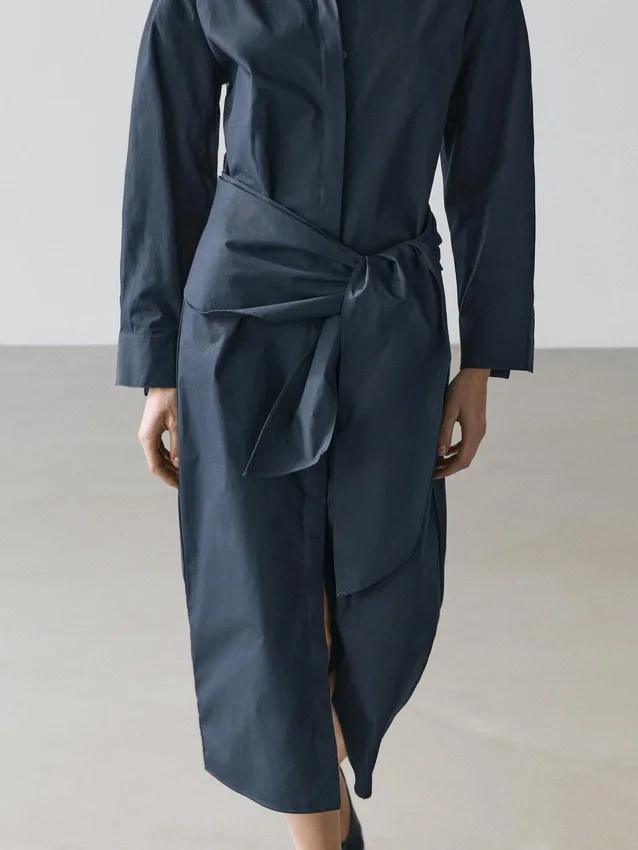 Midilång skjortklänning med halsduk-detalj Midilång skjortklänning med halsduk-detalj