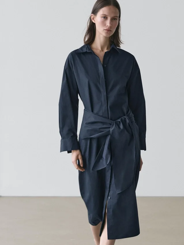 Midilång skjortklänning med halsduk-detalj Midilång skjortklänning med halsduk-detalj