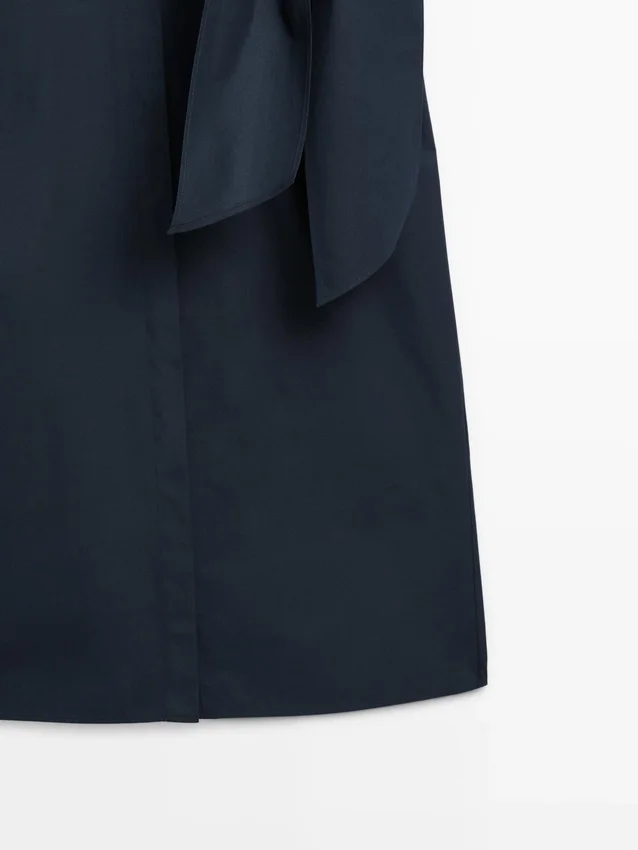 Midilång skjortklänning med halsduk-detalj Midilång skjortklänning med halsduk-detalj