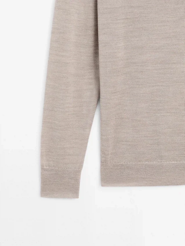 Oversize-stickad tröja med V-ringning Oversize-stickad tröja med V-ringning