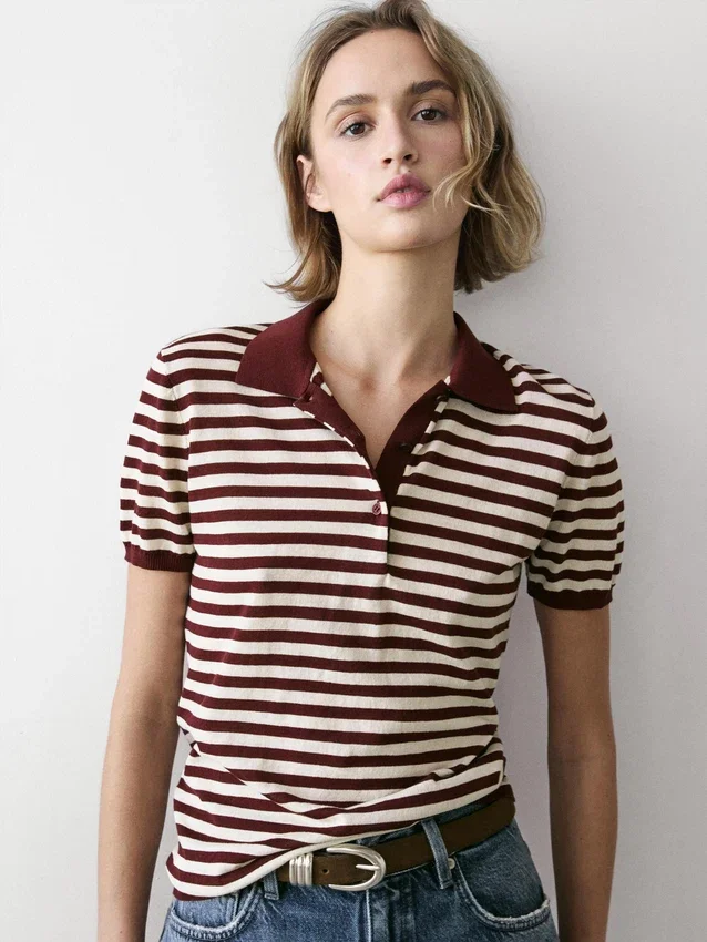 Pikétröja i bomull med randiga detaljer Pikétröja i bomull med randiga detaljer