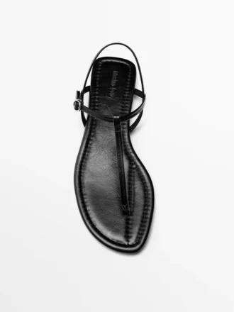 Platta sandaler med remmar och tåseparator