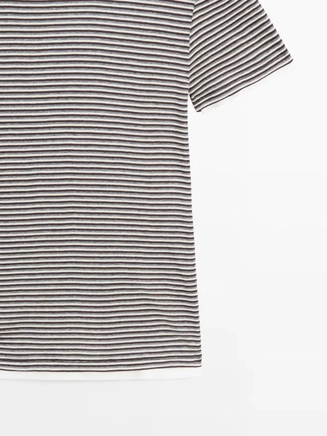 Randig dubbellagert T-shirt med korta ärmar Randig dubbellagert T-shirt med korta ärmar